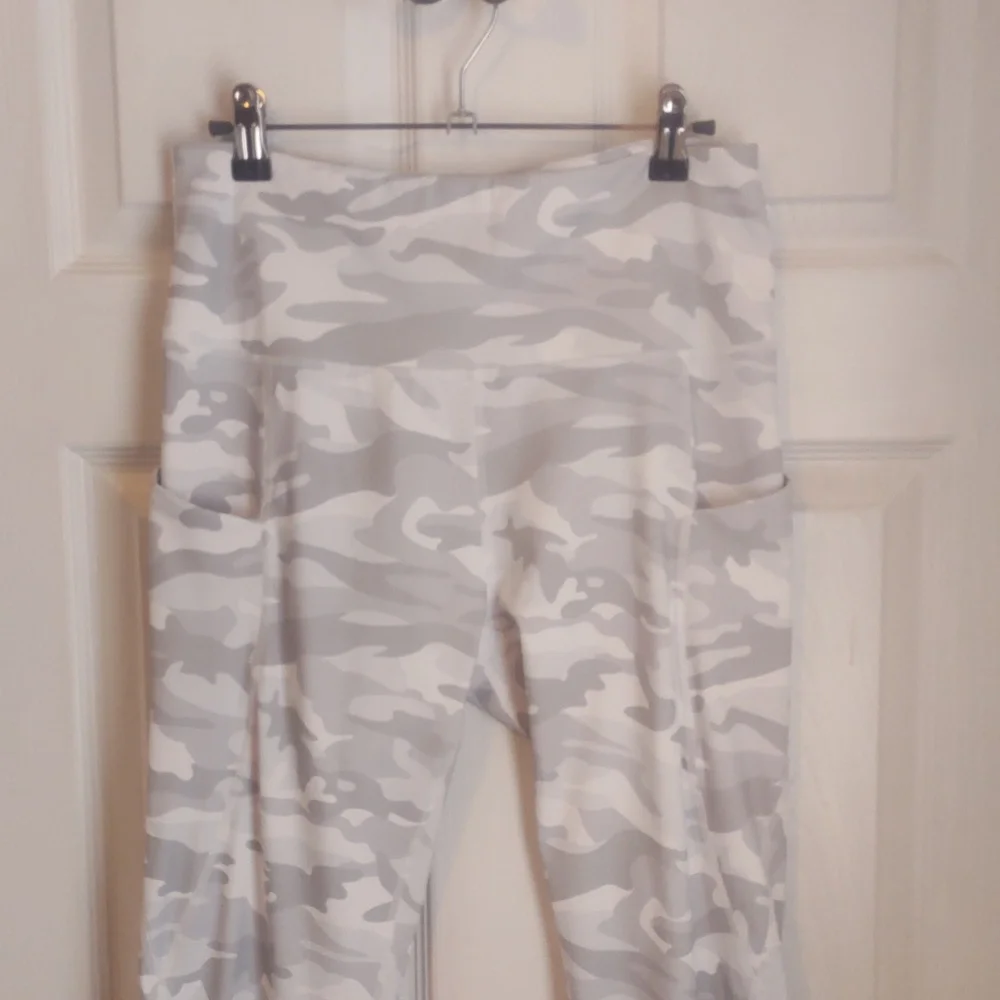 Like New! Athletic Leggings Grey/White Camo Size Large - Picture 6 of 16